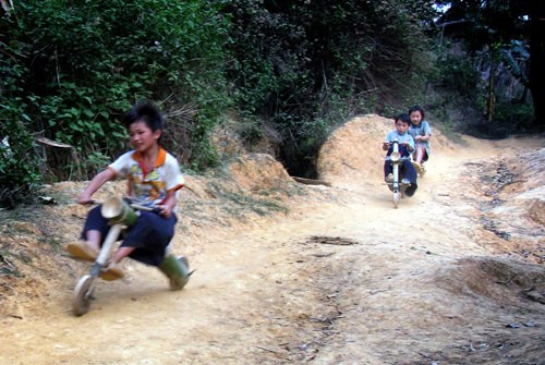 Siêu xe đơn giản nhưng cực kỳ sáng tạo để lại những ký ức tuổi thơ khó quên, Ai bảo làm trẻ nhỏ vùng cao không có thú chơi riêng của chúng? Siêu xe đơn giản nhưng cực kỳ sáng tạo để lại những ký ức tuổi thơ khó quên, Ai bảo làm trẻ nhỏ vùng cao không có thú chơi riêng của chúng?