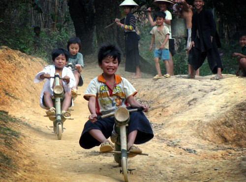 Những "tay đua" siêu xe trước con mắt thán phục của người lớn Những "tay đua" siêu xe trước con mắt thán phục của người lớn