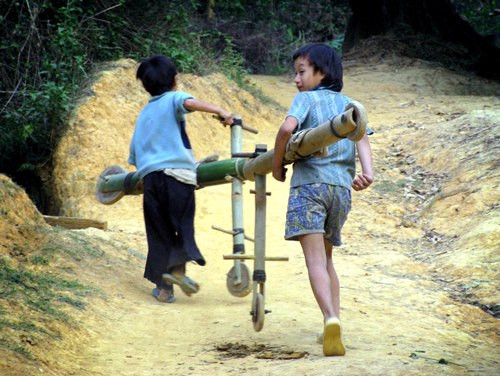 Cuộc sống nghèo khó như tạm tan đi nhường chỗ cho những nụ cười ngộ nghĩnh của trẻ thơ Cuộc sống nghèo khó như tạm tan đi nhường chỗ cho những nụ cười ngộ nghĩnh của trẻ thơ