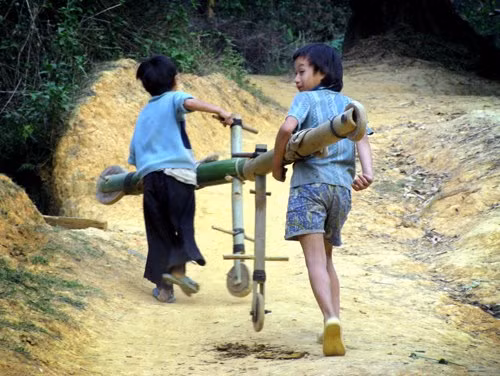 Cuộc sống nghèo khó như tạm tan đi nhường chỗ cho những nụ cười ngộ nghĩnh của trẻ thơ