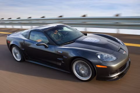 ZR1 là phiên bản mới nhất thuộc thế hệ thứ 6 trong dòng xe thể thao Chevrolet Corvette của “gã khổng lồ” General Motors. Xe sở hữu động cơ LS9 V8, 6,2lít, công suất 628 mã lực, với mômen xoắn cực đại 819 Nm. Xe đạt tốc độ tối đa là 222 mph (tương đương 357 km/h).