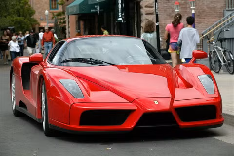 Nếu như Reventon là hàng cực hiếm và khó mua thì chiếc Enzo của Ferrari cũng là hàng khan, hàng độc trên toàn cầu. Hầu hết chỉ những triệu phú và những người nổi tiếng mới có cơ hội được lái thử model này. Xe không quá kén chủ, nhưng cho dù bạn có nhiều tiền thế nào đi chăng nữa thì việc sở hữu model này cũng không phải là chuyện dễ dàng một sớm một chiều.