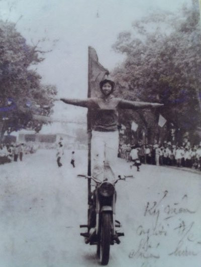 Dũng cảm thể hiện những động tác nguy hiểm trên xe Dũng cảm thể hiện những động tác nguy hiểm trên xe