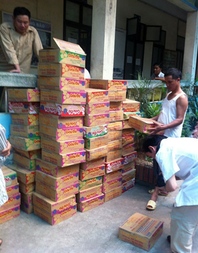 Sau khi thu hồi lại số mỳ đã đem tặng, đại lý Thăng Hoa sẽ không đem trao số mỳ còn date khác tới tặng các cháu bệnh nhi. (Ảnh VNE) Sau khi thu hồi lại số mỳ đã đem tặng, đại lý Thăng Hoa sẽ không đem trao số mỳ còn date khác tới tặng các cháu bệnh nhi. (Ảnh VNE)