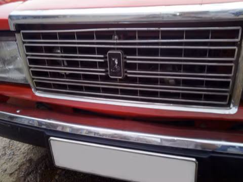 Lưới tản nhiệt của Lada 2107.