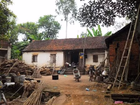 Căn nhà hoang tàn, lụp xụp của ông Lê Văn Ngà.