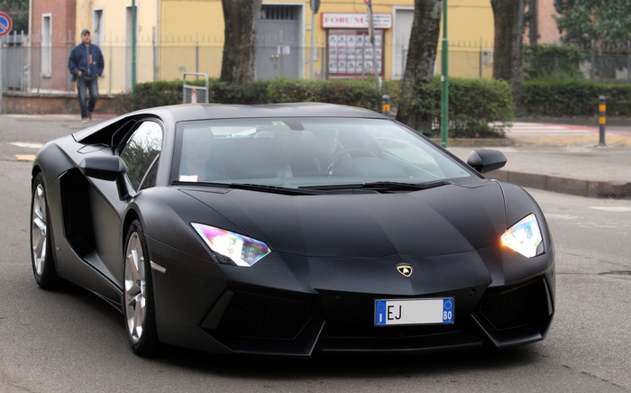 Nổi bật trong số các siêu xe này là chiếc Lamborghini Aventador màu đen còn mới nguyên. Ngoài ra còn nhiều mẫu xe Lamborghini khác tham dự như : Balboni LP550-2, Superleggera LP570-4, Diablo và Murcielago. Nổi bật trong số các siêu xe này là chiếc Lamborghini Aventador màu đen còn mới nguyên. Ngoài ra còn nhiều mẫu xe Lamborghini khác tham dự như : Balboni LP550-2, Superleggera LP570-4, Diablo và Murcielago.