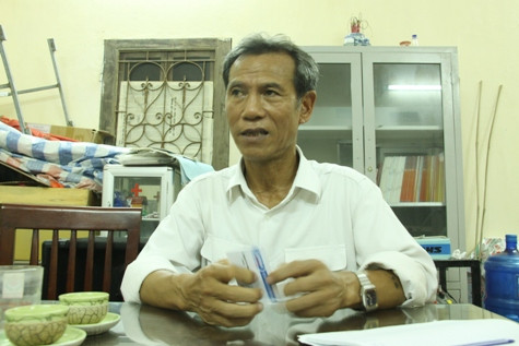Thầy Nguyễn Năng Thiệu, Phó hiệu trưởng trường Phổ thông Nguyễn Trực tỏ ra rất bức xúc trước hành động của ông Thành. Thầy Nguyễn Năng Thiệu, Phó hiệu trưởng trường Phổ thông Nguyễn Trực tỏ ra rất bức xúc trước hành động của ông Thành.