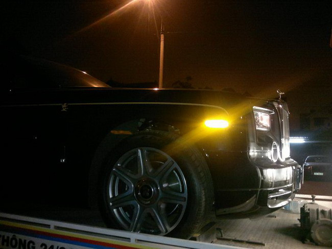 Cung cấp sức mạnh cho mẫu xe này vẫn là động cơ V12 dung tích 6.749cc sản sinh ra công suất cực đại 453 mã lực. Mẫu xe này có thể đạt vận tốc tối đa 260 km/h và mất 5,9s để tăng tốc từ 0-100 km/h.. Cung cấp sức mạnh cho mẫu xe này vẫn là động cơ V12 dung tích 6.749cc sản sinh ra công suất cực đại 453 mã lực. Mẫu xe này có thể đạt vận tốc tối đa 260 km/h và mất 5,9s để tăng tốc từ 0-100 km/h..