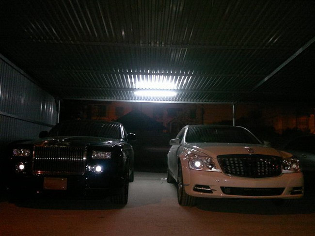 Hình ảnh Roll royce "Rồng" và Maybach 62s cùng sánh đôi. Được biết đây là một trong hai mẫu xe được đặt hàng từ tháng 8/2011 và có giá trị sau khi về Việt Nam lên tới khoảng 2,5 triệu đô. Hình ảnh Roll royce "Rồng" và Maybach 62s cùng sánh đôi. Được biết đây là một trong hai mẫu xe được đặt hàng từ tháng 8/2011 và có giá trị sau khi về Việt Nam lên tới khoảng 2,5 triệu đô.
