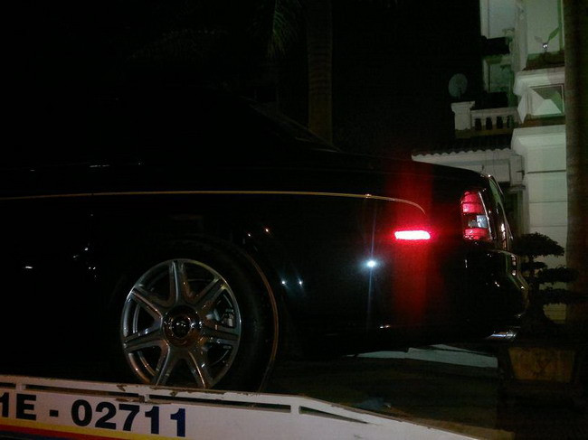 Ngoại hình của mẫu xe này khác biệt bằng hai đường kẻ chỉ vàng dọc thân xe với hình rồng nằm ngay phần đầu xe. Ngoại hình của mẫu xe này khác biệt bằng hai đường kẻ chỉ vàng dọc thân xe với hình rồng nằm ngay phần đầu xe.