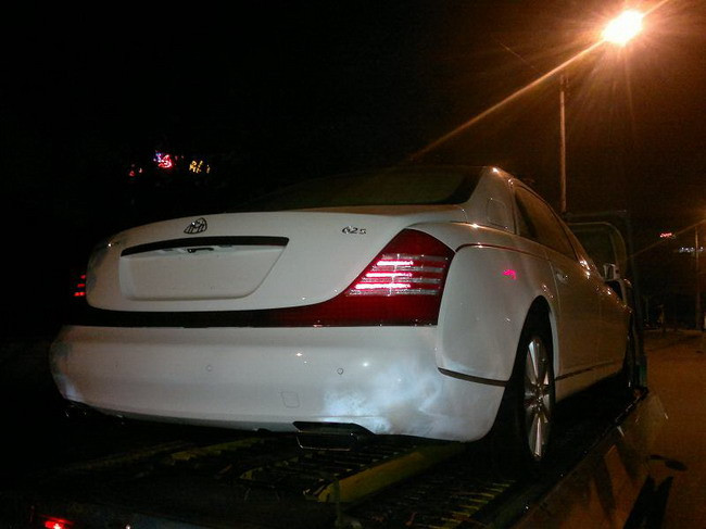 Maybach 62s màu trắng tinh mới 100% được chủ nhân đặt mua cùng Roll Royce Phantom phiên bản Year of the dragon thể hiện sự giàu có và biết chơi xe. Maybach 62s màu trắng tinh mới 100% được chủ nhân đặt mua cùng Roll Royce Phantom phiên bản Year of the dragon thể hiện sự giàu có và biết chơi xe.