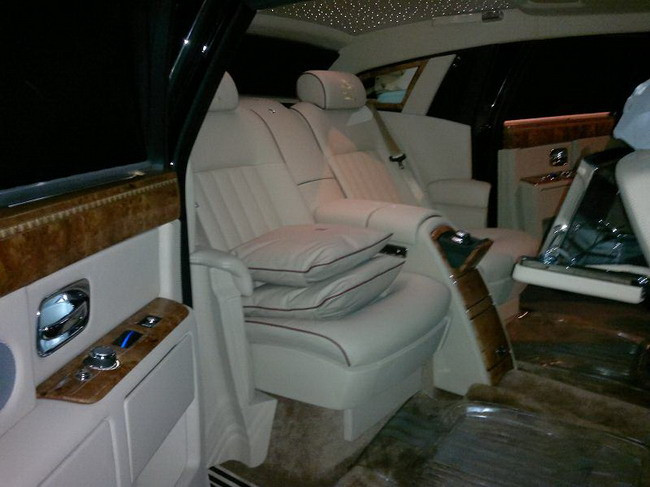 Về nội thất mẫu xe này khác biệt hơn với hình thêu hình rồng nằm trên tựa đầu, đường chỉ khai bằng tay với bốn màu khác nhau bao gồm đen, vàng cát, nâu nhạt và trắng. Về nội thất mẫu xe này khác biệt hơn với hình thêu hình rồng nằm trên tựa đầu, đường chỉ khai bằng tay với bốn màu khác nhau bao gồm đen, vàng cát, nâu nhạt và trắng.