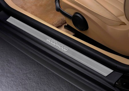 Dòng chữ Goodwood in trên bậu cửa