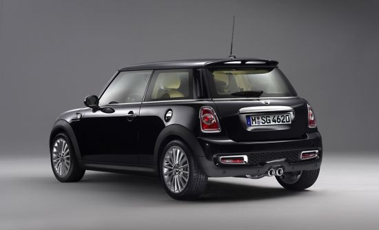 Mini được sản xuất hạn chế với số lượng 1000 xe, phiên bản Mini đặc biệt này có giá 65.400 USD và được mệnh danh là chiếc Mini đắt nhất từ trước đến nay.