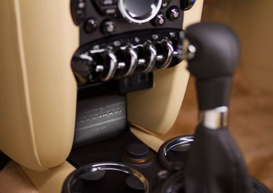 Ngoài ra xe còn có những tính năng khác như kiểm soát khoảng cách đậu xe, kiểm soát hành trình, hệ thống âm thanh Harman/Kardon chất lượng và mô tả chân thực.