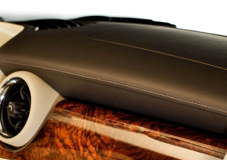 Tap-pô vừa bọc da vừa ốp gỗ.