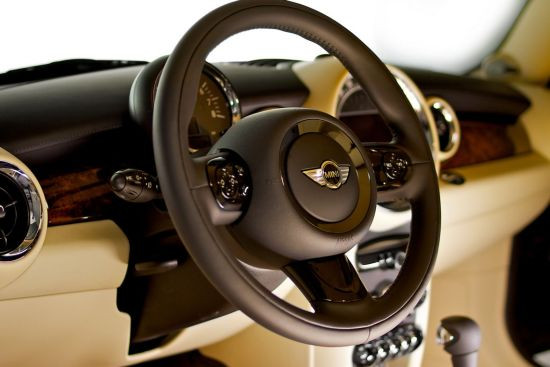 Hơn nữa, nhà sản xuất còn dành nhiều sự quan tâm cho việc thiết kế ghế ngồi gồm da bọc, pa-nô cửa, nội thất của xe mang bóng dáng nội thất của của mẫu Rolls-Royce Walnut Burr Veneer sang trọng, bền bỉ và mượt mà. Tất cả mang lại cảm giác thoải mái và phong cách sang trọng khi lái xe.