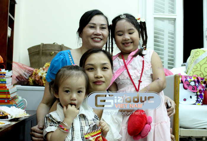 Bích chụp ảnh cùng người thân trong gia đình nhân dịp sinh nhật lần thứ 9 của cháu.