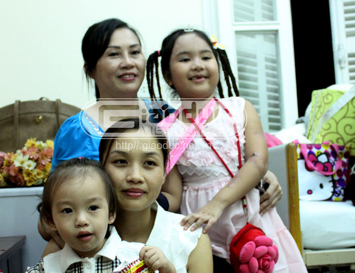 Bích chụp ảnh cùng người thân trong gia đình nhân dịp sinh nhật lần thứ 9 của cháu.