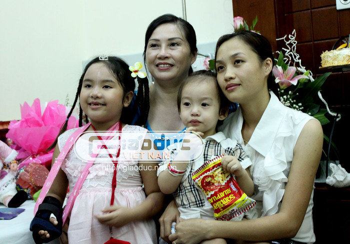 Bích chụp ảnh cùng người thân trong gia đình nhân dịp sinh nhật lần thứ 9 của cháu.