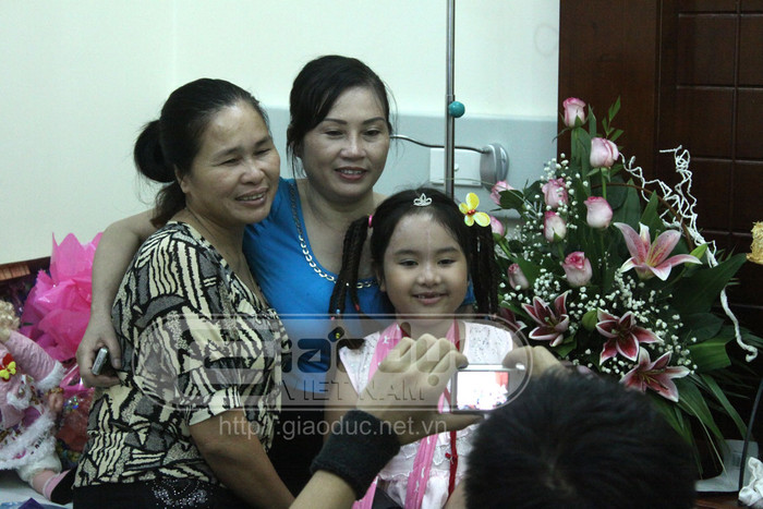 Bích chụp ảnh cùng người thân trong gia đình nhân dịp sinh nhật lần thứ 9 của cháu.