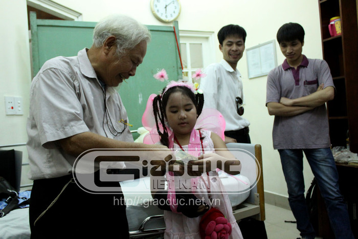 Ông Trịnh Văn Tín, ông nội của cháu Bích đã lặn lội từ Bắc Giang xuống Hà Nội để vui Trung thu với Bích và mừng sinh nhật cháu trong bệnh viện.