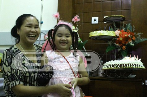 Nét hồn nhiên, nụ cười hồn nhiên của Bích không khỏi khiến mọi người đau xót.