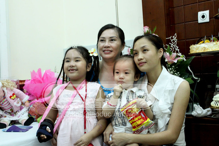 Bích chụp ảnh cùng người thân trong gia đình nhân dịp sinh nhật lần thứ 9 của cháu.