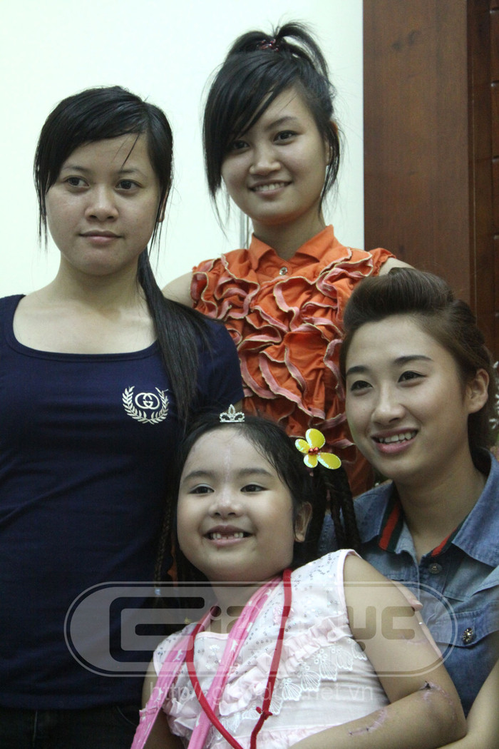 Bích chụp ảnh cùng người thân trong gia đình nhân dịp sinh nhật lần thứ 9 của cháu.