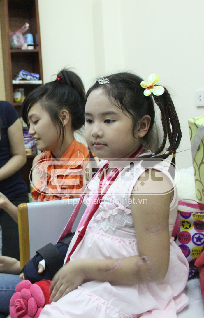 Những vết thương trên cơ thể cháu Bích đã lành lại, duy chỉ còn cánh tay phải của cháu vẫn đang phải tiếp tục điều trị. Nhưng vết thương thịt da có thể lành, còn nỗi đau tâm hồn, sự tổn thương về tình cảm mà cháu sắp phải đối mặt thì quả là nghiệt ngã và cay đắng.