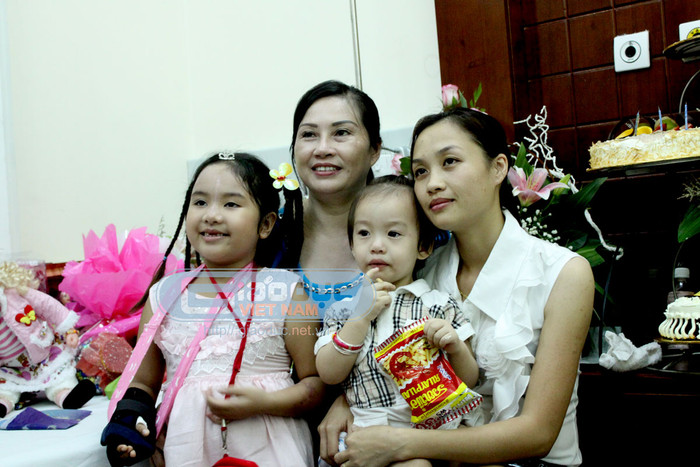 Bích chụp ảnh cùng người thân trong gia đình nhân dịp sinh nhật lần thứ 9 của cháu.