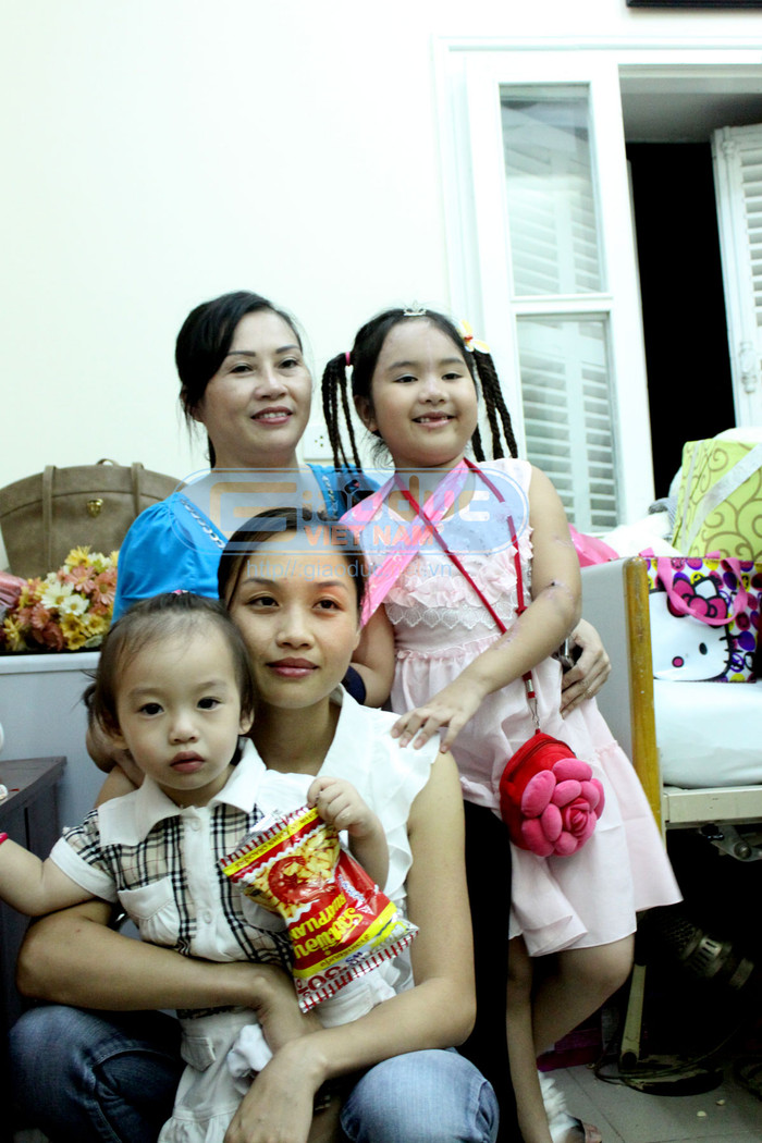 Bích chụp ảnh cùng người thân trong gia đình nhân dịp sinh nhật lần thứ 9 của cháu.