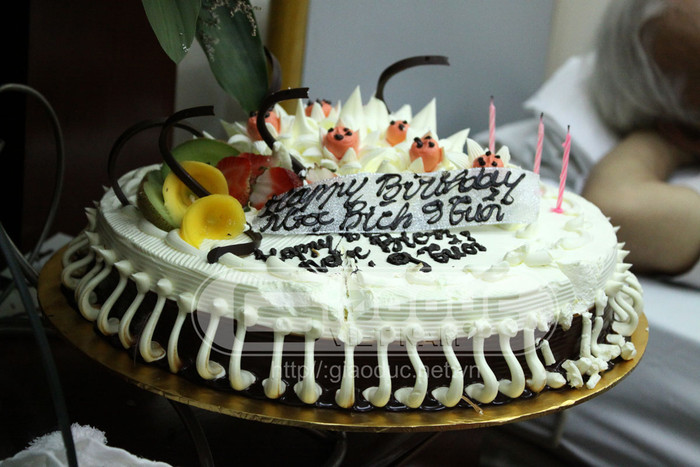 Bánh gato mà người thân của cháu mua về để tổ chức sinh nhật cho cháu tại bệnh viện.