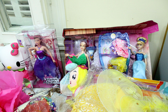 Những con búp bê mà mọi người tặng cho Bích, cháu nói sau khi khỏi cháu sẽ mang về cho em Thảo cùng chơi...