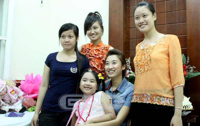 Bích chụp ảnh cùng người thân trong gia đình nhân dịp sinh nhật lần thứ 9 của cháu.