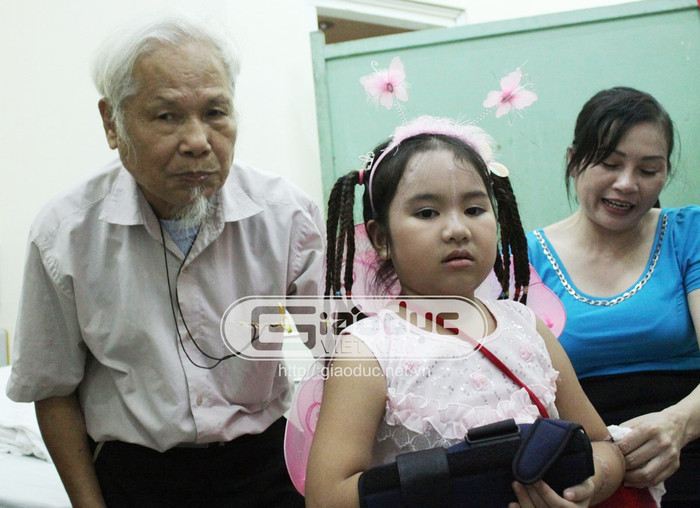 Dù cố dấu nỗi đau nhưng nét mặt ông vẫn hiện lên đó nỗi niềm xót xa mất con, mất cháu.