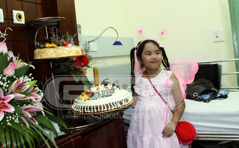 Cháu Bích trong buổi sinh nhật lần thứ 9 tại bệnh viện Việt Đức.