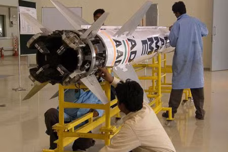 Ấn Độ đang cố gắng thúc đẩy nền công nghiệp quốc phòng trong nước để tiết kiệm ngân sách quốc phòng cho mua sắm, vũ khí trang bị từ nước ngoài.