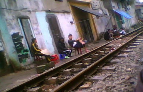 Cả khu đường tàu không một bóng trẻ con chơi vì phụ huynh chúng sợ chúng "dính" phải bơm kim tiêm của các đối tượng nghiện. (ảnh cắt từ video)