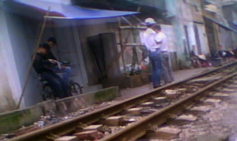 Những tay làm nhiệm vụ cảnh giới, chim lợn sẵn sàng cho kẻ lạ mặt nào dám bén mảng tới đây. (ảnh cắt từ video)