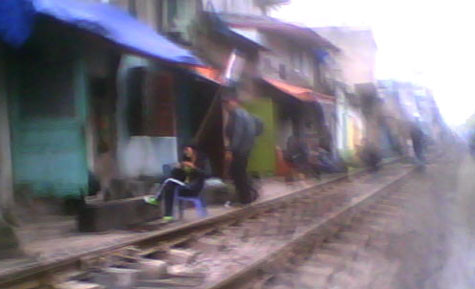 Một trong số những boong-ke tại chợ ma túy đường tàu. (ảnh cắt từ video)