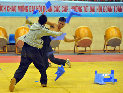 Ẩu đả tại quán xá, cảnh sát kịp thời có mặt và phải trấn áp những kẻ gây rối trật tự công cộng. Ẩu đả tại quán xá, cảnh sát kịp thời có mặt và phải trấn áp những kẻ gây rối trật tự công cộng.