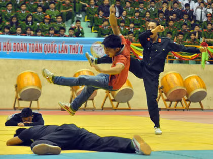 Nữ cảnh sát cơ động một mình chống lại 3 "tên cướp".