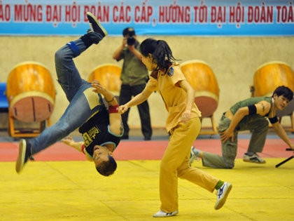 Đang làm nhiệm vụ trên đường, nữ cảnh sát giao thông đã kịp thời can thiệp và hạ gục nhóm thanh niên xăm trổ. Đang làm nhiệm vụ trên đường, nữ cảnh sát giao thông đã kịp thời can thiệp và hạ gục nhóm thanh niên xăm trổ.