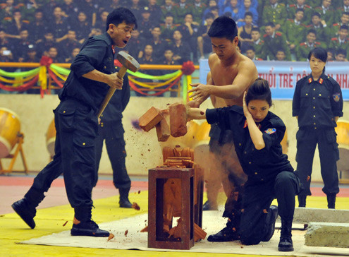 Nữ cảnh sát cơ động kê tay lên gạch và cho búa đập trực tiếp vào tay mình được hàng trăm khán giả tại Nhà thi đấu Bộ Công an hoan hô nhiệt liệt. Nữ cảnh sát cơ động kê tay lên gạch và cho búa đập trực tiếp vào tay mình được hàng trăm khán giả tại Nhà thi đấu Bộ Công an hoan hô nhiệt liệt.