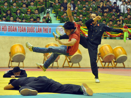 Nữ cảnh sát cơ động một mình chống lại 3 "tên cướp". Nữ cảnh sát cơ động một mình chống lại 3 "tên cướp".