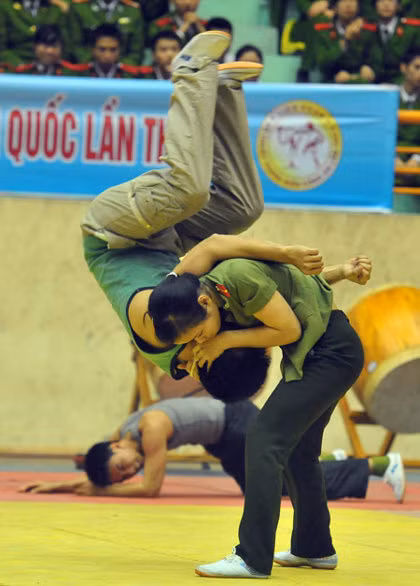 Một nữ công an tham gia cứu giúp người bị nạn.