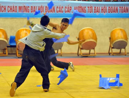 Ẩu đả tại quán xá, cảnh sát kịp thời có mặt và phải trấn áp những kẻ gây rối trật tự công cộng.