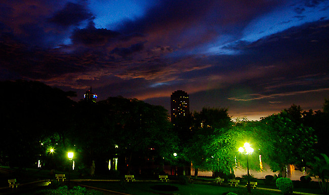 Càng về tối, cảnh tượng càng trở nên huyền ảo hơn khi ánh sáng từ sau những rặng núi khu vực Sơn Tây hắt lên. Càng về tối, cảnh tượng càng trở nên huyền ảo hơn khi ánh sáng từ sau những rặng núi khu vực Sơn Tây hắt lên.